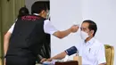 Presiden Joko Widodo atau Jokowi menjalani penapisan kesehatan saat mengikuti vaksinasi COVID-19 di Istana Merdeka, Jakarta, Rabu (13/1/2021). Hasil penapisan menunjukkan suhu tubuh Jokowi adalah 36,3 derajat celcius dan tekanan darah 130/67 mmHg. (Biro Pers Sekretariat Presiden/Muchlis Jr)