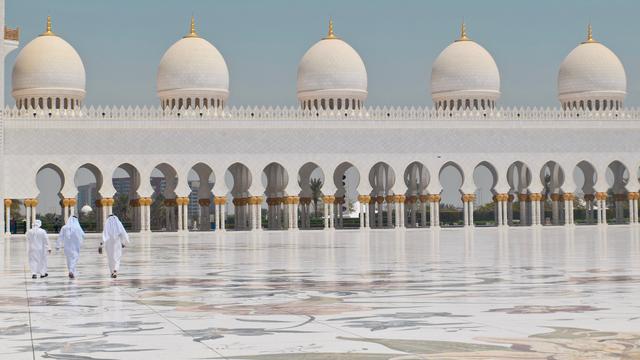 Ilustrasi masjid (Foto oleh LIZ ROMO: https://www.pexels.com/id-id/foto/tiga-pria-berjalan-di-depan-gedung-kubah-815439/)