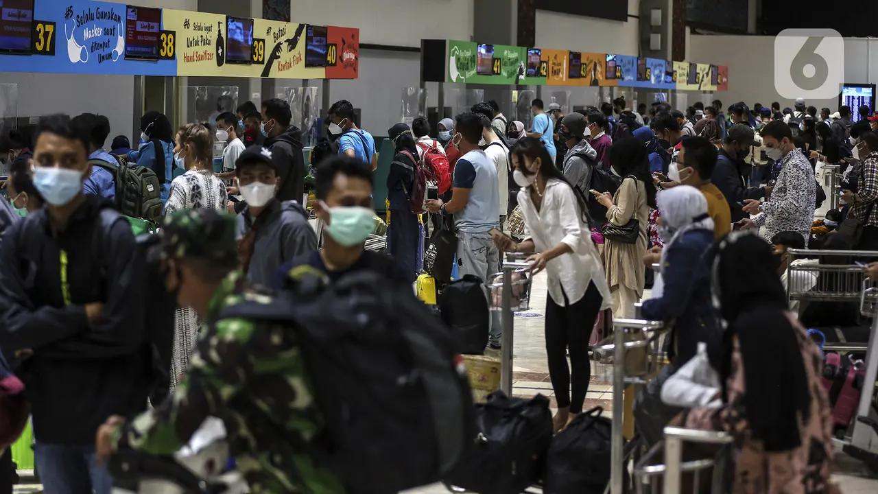 FOTO: H-1 Larangan Mudik, Bandara Soekarno Hatta Ramai Calon Penumpang