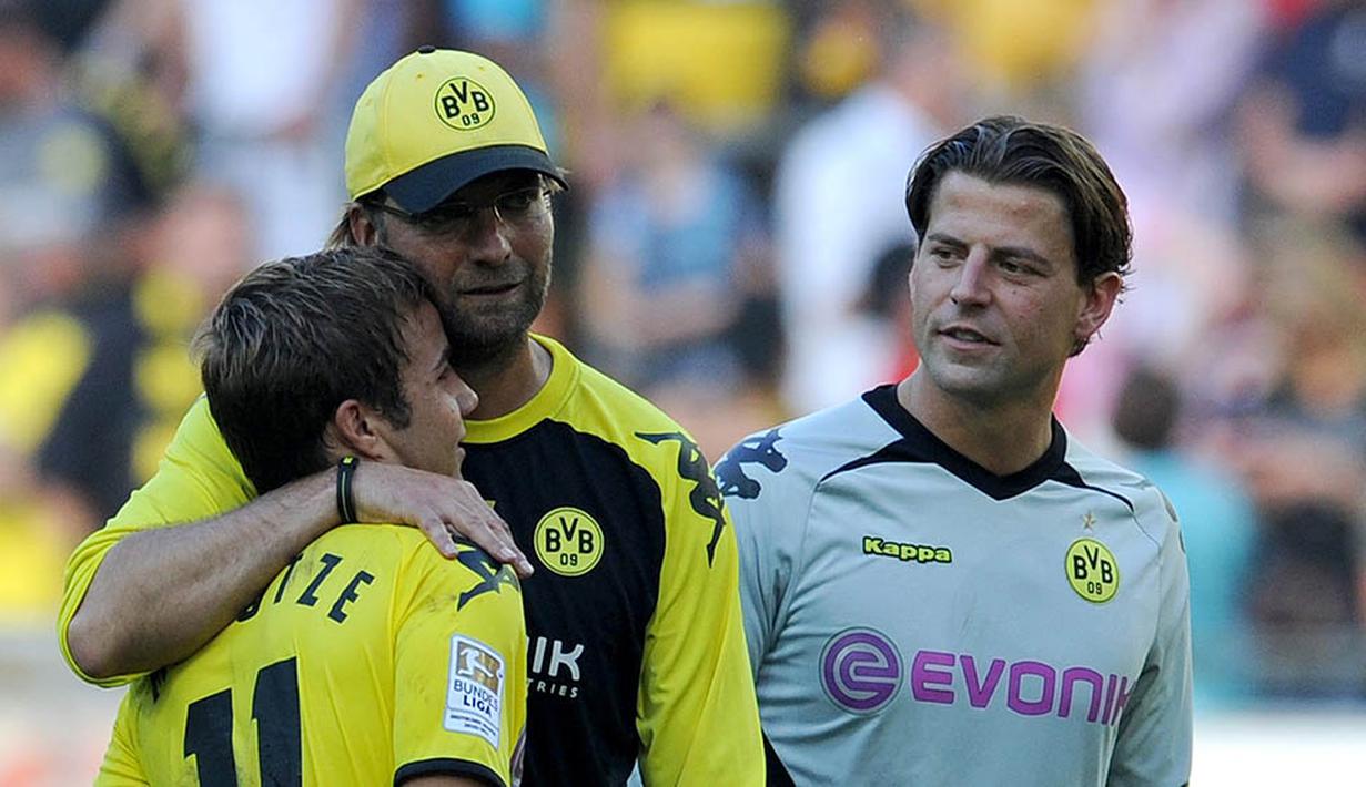 Kebersamaan keduanya dan pemain Dortmund lainnya sukses menghentikan hegemoni Bayern Munchen di Bundesliga. (AFP/Patrik Stollarz) 