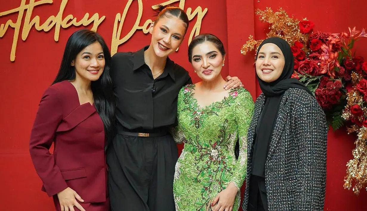 Titi Kamal pilih hadir dengan setelan blazer marun yang effortless [@paula_verhoeven]