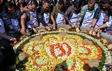 FOTO: Meriahnya Festival Rujak Uleg ke-20 di Surabaya, Cobek Raksasanya Bikin Salfok