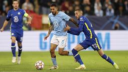 Gelandang Malmo, Sergio Pena berebut bola dengan gelandang Chelsea, Hakim Ziyech pada matchday keempat Grup H Liga Champions di Eleda Stadion, Rabu (3/11/2021) dini hari WIB. Hakim Ziyech membawa Chelsea menang dengan skor tipis 1-0 atas Malmo. (Andreas Hillergren/TT News Agency via AP)