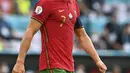 Penyerang Portugal, Cristiano Ronaldo meninggalkan lapangan usai melawan Jerman pada  pertandingan grup F Euro 2020 di Allianz Arena, Munich, Sabtu (19/6/2021). Portugal takluk dari Jerman dengan skor 2-4. (Christof Stache/Pool via AP)
