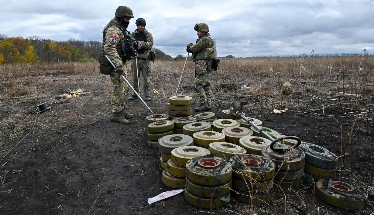 Dia terluka di wilayah selatan Kherson pada November tahun lalu ketika dia bersiap untuk menjinakkan ranjau TM-62 (anti-tank) di area yang sangat sempit. (SERGEY BOBOK / AFP)