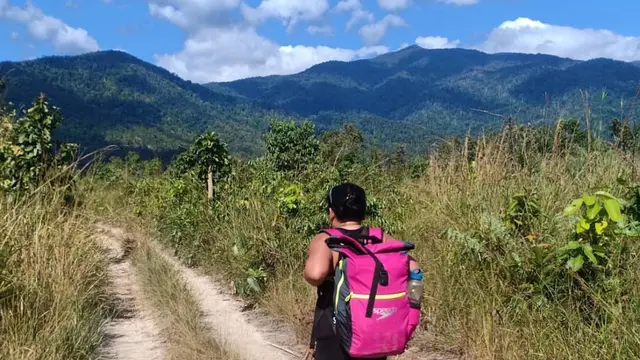 Pendaki di Gunung Aural
