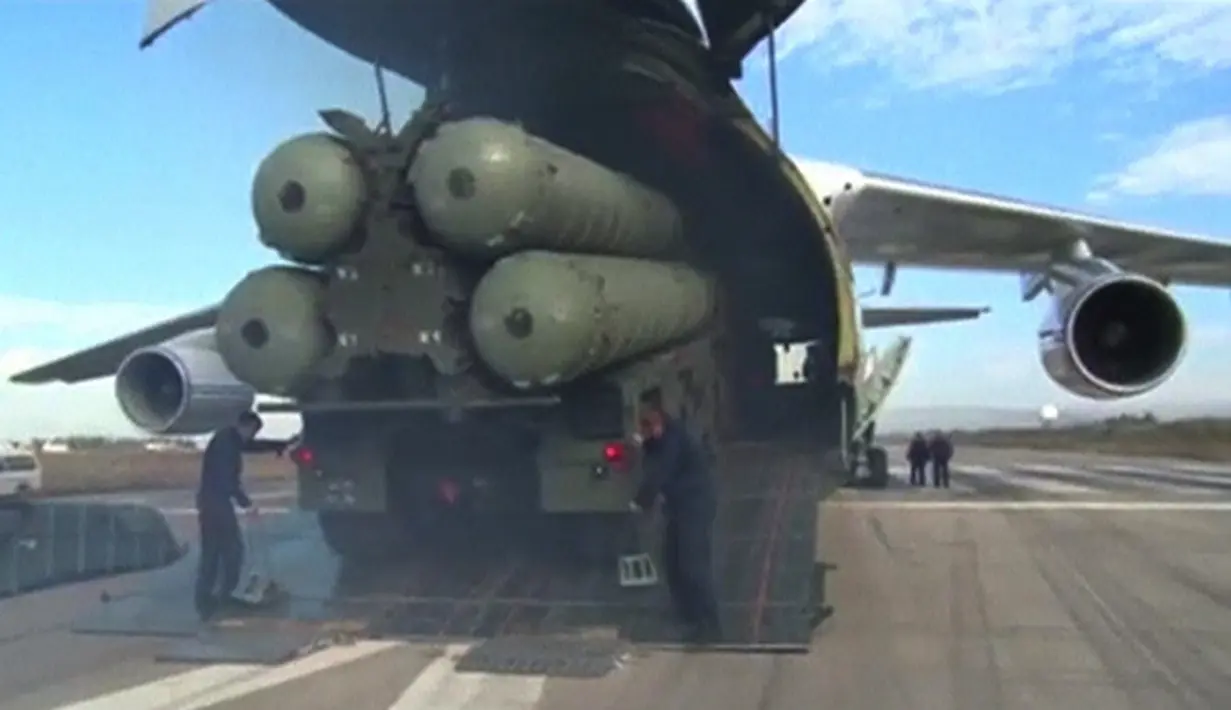 Sebuah potongan rekaman video dari Departemen Pertahanan Rusia pada (26/11). Sistem rudal pertahanan udara S-400 Rusia dikeluarkan dari pesawat cargo saat tiba di pangkalan udara Hmeymim di Suriah. (Reuters/ Departemen Pertahanan Federasi Rusia)