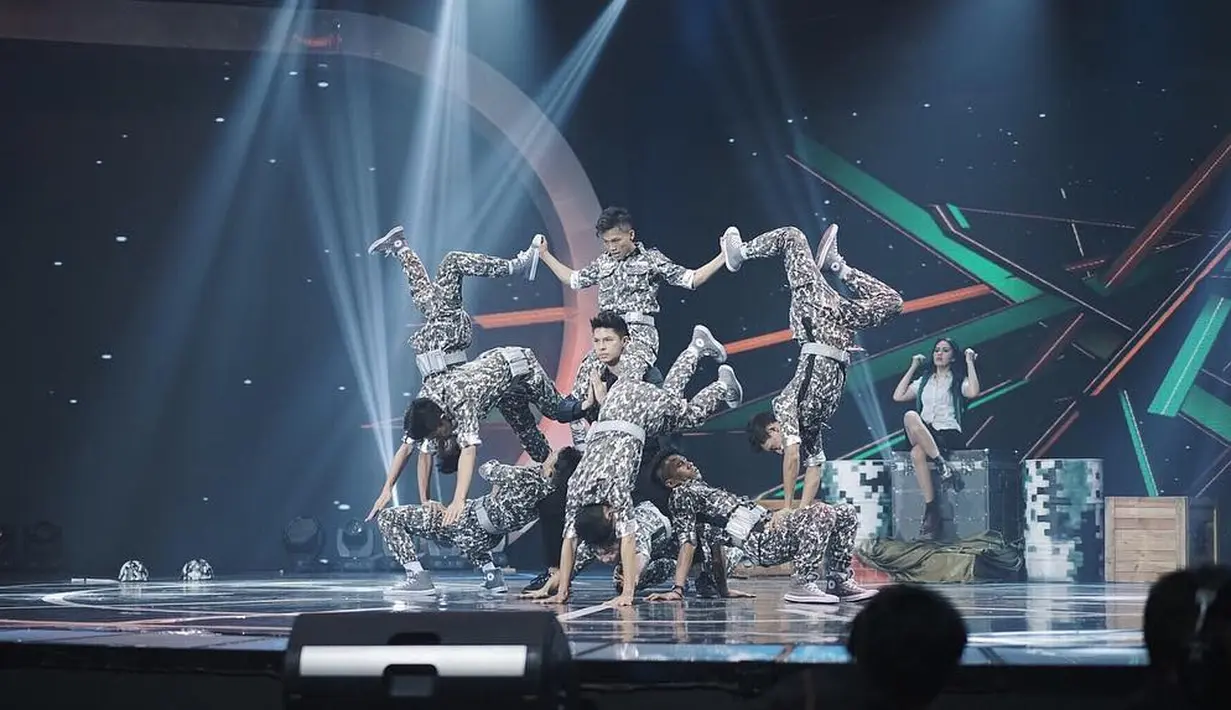 Tak hanya para wanita cantik, namun aktor tampan Fero Walandouw juga bukan hanya memiliki bakat dalam berakting. Kekasih Susan Sameh ini juga keren banget kalau sedang beraksi saat ngedance. (Instagram/ferowalandouw)