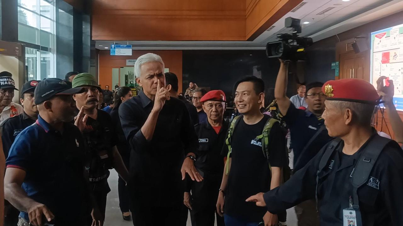 Kompak Berkemeja Hitam, Ganjar hingga FX Rudy Hadiri Sidang Kasus Suap Hasto Kristiyanto di PN Jakpus
