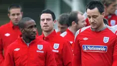 Kapten Inggris, John Terry (kanan) didampingi Jermain Defoe (kiri) memimpin sesi latihan timnas yang digelar di London Colney, 10 November 2009 jelang laga persahabatan melawan Brasil di Dubai. AFP PHOTO / Ian Kington 