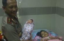 Ikut berbahagia, Kapolda Metro Jaya gendong bayi Syahrini