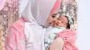 Sang bayi, Khadeeja terlihat lucu memakai bedong dan bandana berwarna hijau tosca. [Foto: instagram/kartikaputriworld]