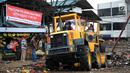 Alat berat membersihkan sisa sampah dari tempat pembuangan sampah (TPS) Lokbin Pasar Minggu, Jakarta, Jumat (19/5). Tempat pembuangan sampah Lokbin C Pasar Minggu resmi ditutup. (Liputan6.com/Yoppy Renato)