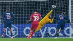 Alisson Becker, kiper Liverpool, baru saja mencatatkan momen bersejarah dalam kariernya saat menghadapi Paris Saint-Germain (PSG) pada leg pertama babak 16 besar Liga Champions. (AP Photo/Aurelien Morissard)