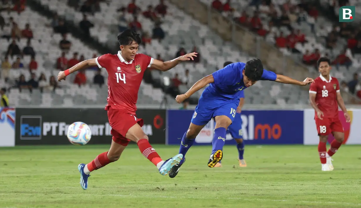 <p>Striker Timnas Thailand U-20, Paripan Wongsa (tengah) mencetak gol penyeimbang 1-1 ke gawang Indonesia U-20 pada laga uji coba internasional di Stadion Utama Gelora Bung Karno (SUGBK), Senayan, Jakarta, Jumat (26/1/2024) malam WIB. (Bola.com/M Iqbal Ichsan)</p>