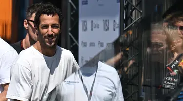 Pembalap RB asal Australia, Daniel Ricciardo tiba di lintasan balap Hungaroring di Mogyorod dekat Budapest pada 18 Juli 2024. (Attila KISBENEDEK/AFP)