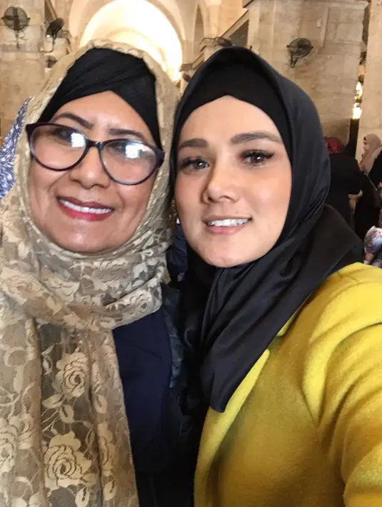 Meski belum mengenakan hijab dalam kesehariannya sebelumnya, namun Mulan terbilang piawai  dalam memadu padankan hijab dengan busana yang dikenakan. Seperti yang satu ini, pakai baju warna kuning, Mulan pakai hijab hitam. (Instagram/mulanjameela1)