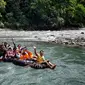 Wisatawan rafting di Sungai Bahorok, Bukit Lawang (Dokumentasi: Pemandu Wisata Dian Gunawan)