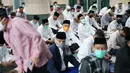 Para jemaah melaksanakan salat Idul Adha di Masjid Fatahillah Balai Kota, Jumat (31/7/2020). Selain mengenakan masker, para jemaah juga harus mengambil jarak sekitar satu meter dari sisi kiri dan kanan. (Liputan6.com/Immanuel Antonius)