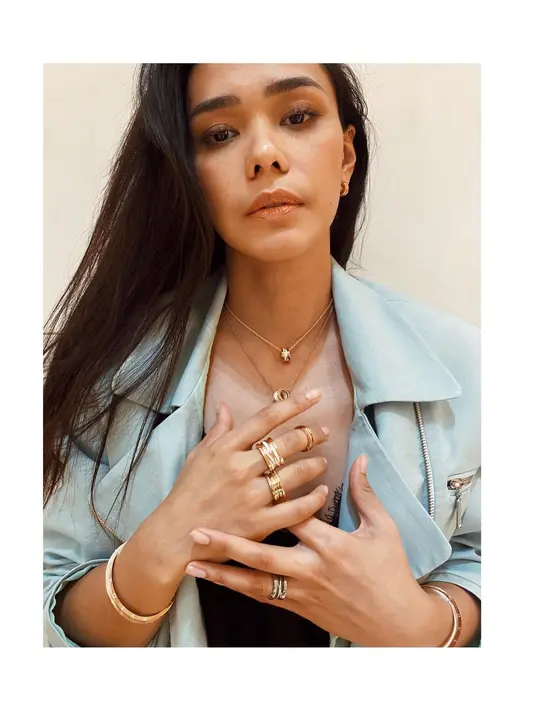 Ia juga kerap bereksplorasi dengan aksesori. Rupanya, gaya aksesori bertumpuk, sangat menawan dan membuat tampilannya kian menarik. (Foto: Instagram/ @Adinia Wirasti)