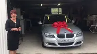 Seorang ibu diberikan hadiah BMW 3 Series oleh anaknya yang menabung selama 10 tahun.