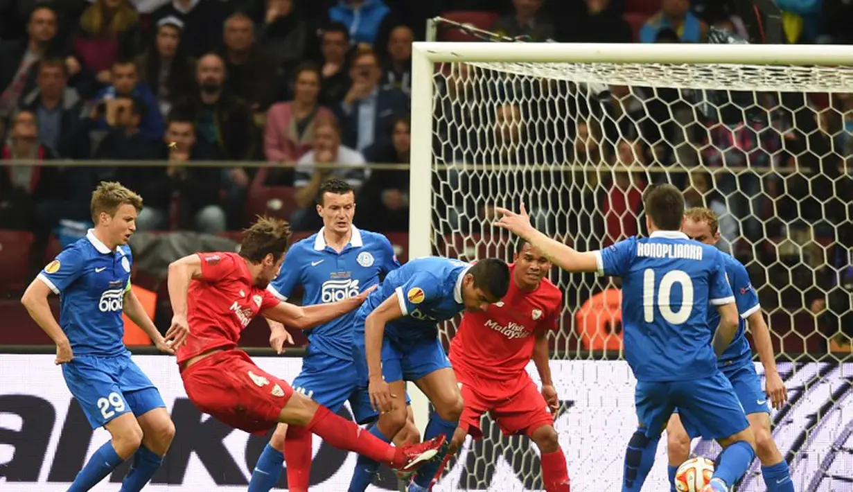 Gelandang Sevilla, Grzegorz Krychowiak, menyamakan kedudukan 1-1. (AFP PHOTO/PIOTR HAWALEJ)
