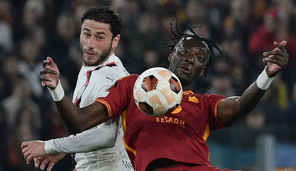 Roma yang harus mengakhiri laga dengan 10 orang, menang 2-1 atas AC Milan.  (Filippo MONTEFORTE/AFP)
