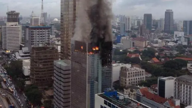 Api yang melalap Wisma Kosgoro di Jalan MH Thamrin Jakarta Pusat 