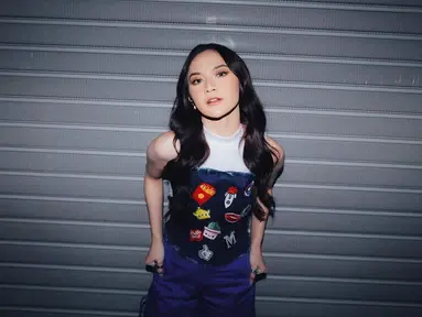 Dalam berbagai kesempatan, Mahalini kerap mengunggah berbagai potret terbarunya dalam media sosial Instagramnya. Penyanyi asal Bali ini kerap memperlihatkan bagian pundaknya dengan busana off-shoulder. Pasti bagi para penggemar kerap menyaksikannya saat berada di atas panggung maupun dalam berbagai aktivitasnya. (Liputan6.com/Instagram/mahaliniraharja)