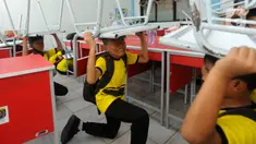 Pelajar SD Negeri Anyelir 1 berlindung di bawah meja saat mengikuti simulasi penanganan bencana alam gempa bumi di depok, jawa Barat, Kamis (20/07/2023). (merdeka.com/Arie Basuki)