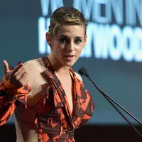 Kristen Stewart berbicara diatas panggung saat acara ELLE Women ke-24 di Four Seasons Hotel Beverly Hills, Los Angeles (16/10). Kristen Stewart tampil seksi sekaligus macho dengan gaya potongan rambut pendek. (Frazer Harrison/Getty Images for ELLE/AFP)