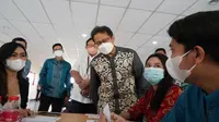 Menteri Kesehatan RI Budi Gunadi Sadikin meninjau pelaksanaan vaksinasi COVID-19 untuk karyawan dan karyawati Lion Air Group di Tangerang pada 30 April 2021. (Dok Kementerian Kesehatan RI)