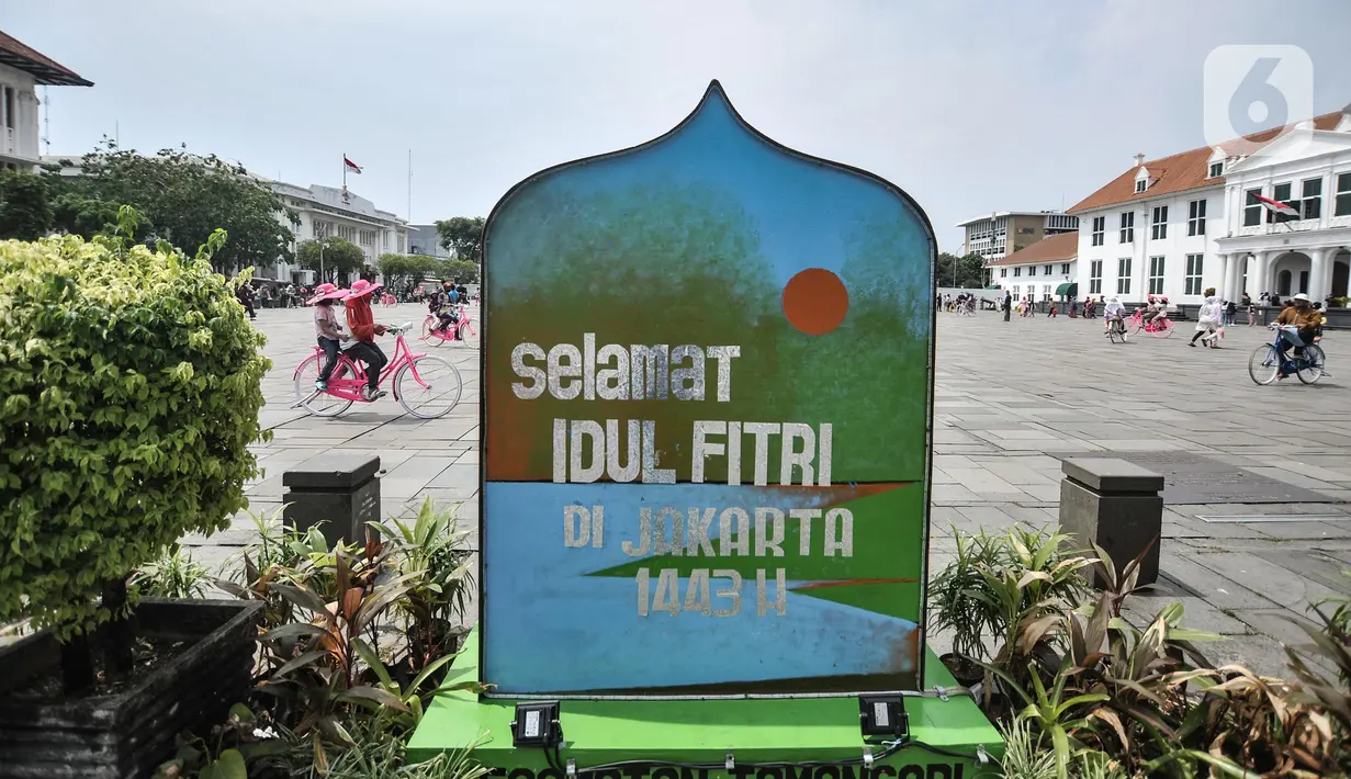 <p>Pengunjung menikmati suasana kawasan Kota Tua, Jakarta, Rabu (4/5/2022). Kawasan Kota Tua menjadi salah satu destinasi favorit warga baik dari dalam maupun luar Jakarta untuk mengisi waktu libur Lebaran bersama keluarga. (merdeka.com/Iqbal S Nugroho)</p>