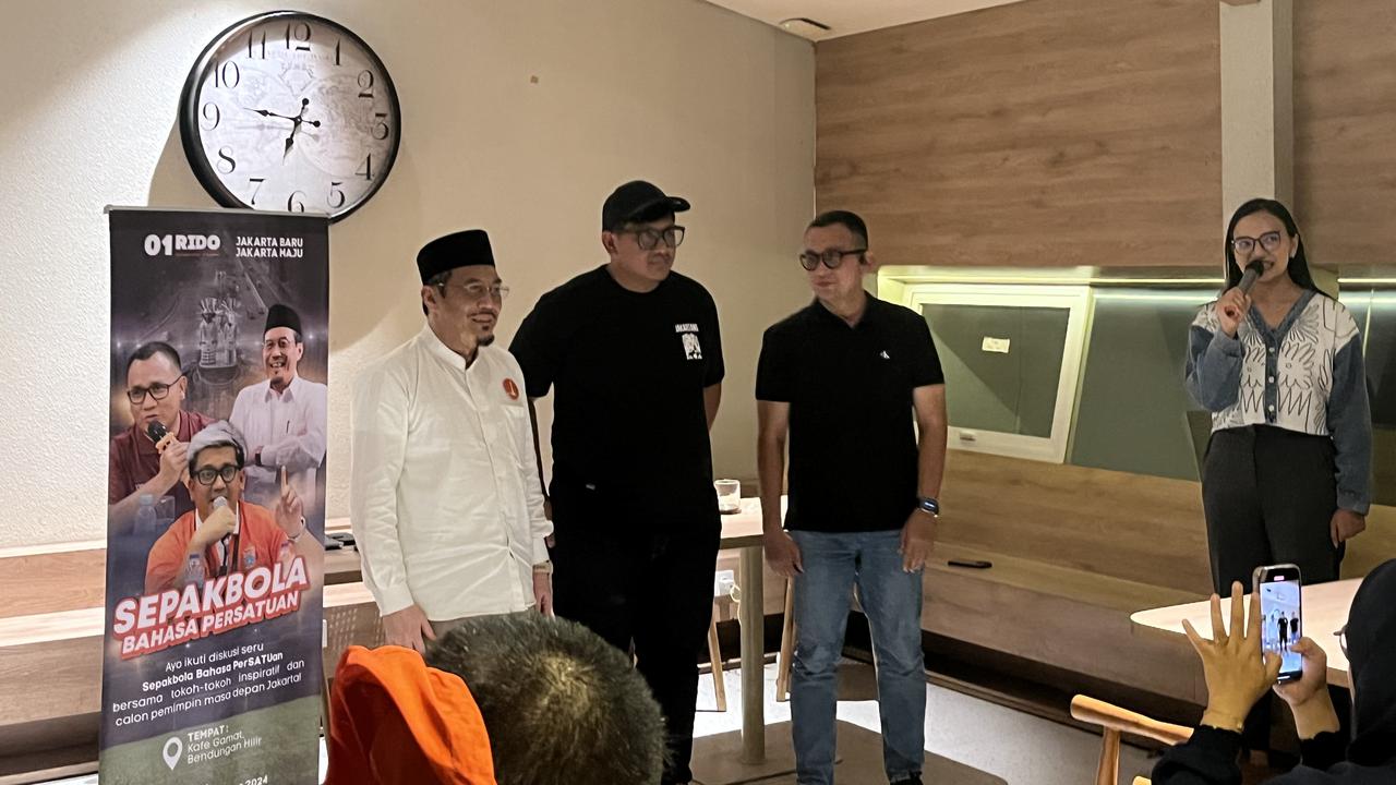 Ketua Umum (Ketum) The Jakmania Diky Soemarno, menantang Calon Gubernur (Cagub) Jakarta Ridwan Kamil untuk mengenakan jersey Persija Jakarta.