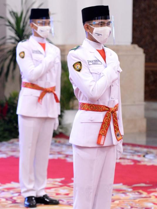 Anggota Pasukan Pengibar Bendera Pusaka (Paskibraka) mengikuti upacara pengukuhan di Istana Negara, Jakarta, Kamis (13/8/2020). Presiden Joko Widodo mengukuhkan 8 anggota Paskibraka yang akan bertugas pada upacara HUT ke-75 Kemerdekaan RI. (Foto: Lukas - Biro Pers Sekretariat Presiden)