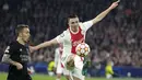 Penyerang Ajax, Steven Berghuis (kiri) mengontrol bola dari kawalan pemain Benfica, Everton pada pertandingan leg kedua babak 16 besar Liga Champions di Johan Cruyff ArenA di Amsterdam, Belanda, Rabu (16/3/2022). Benfica menang atas Ajax 1-0. (AP Photo/ Peter Dejong)
