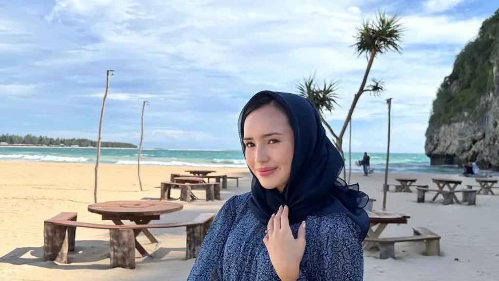 Beby Tsabina selama di Aceh membagikan beberapa foto dirinya. Termasuk saat berada di pantai indah, Aceh. Beby tampil dengan busana serba navy. [@bebytsabina]