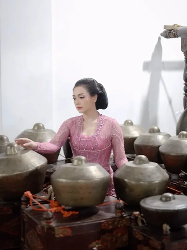 Pesona Ayu khas Putri Kerajaan Celine Evangelista Kenakan Kebaya Jawa Saat Dapat Gelar Kehormatan Keraton Surakarta Hadiningrat