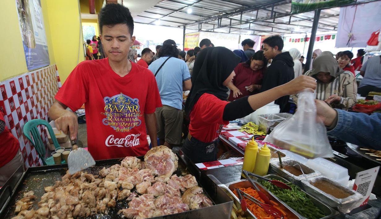 Tak hanya menyajikan menu tradisional, pasar Takjil Ramadan di kawasan Bendungan Hilir, Jakarta turut menghadirkan kuliner kekinian yang diminati kalangan muda. Tampak dalam foto, aktivitas jual beli di Pasar Takjil Ramadan, Bendungan Hilir (Benhil), Jakarta, Senin (23/2/2026). (merdeka.com/Arie Basuki)