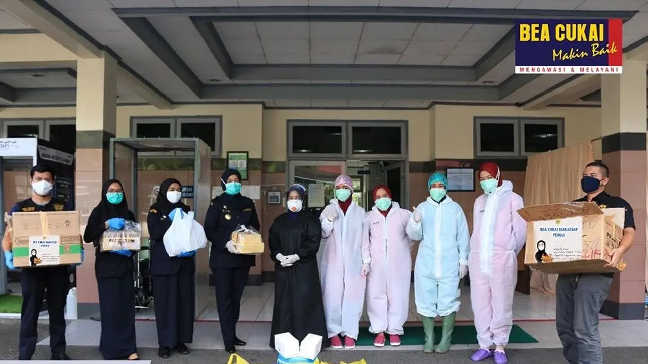 Peduli Kesehatan Masyarakat, Bea Cukai Salurkan APD dan Paket Sembako di Makassar dan Gorontalo