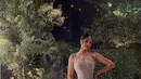 Kembali kenakan bernuansa silver, Anya Geraldine tampil memesona dalam gaun malam. Sedikit berbeda dengan gaun sebelumnya, gaun ini memiliki tali dan detail ruffle di bagian bawah. [instagram/anyageraldine]