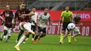 Penyerang AC Milan, Zlatan Ibrahimovic, saat melakukan tendangan penalti ke gawang Bologna pada laga Liga Italia di Stadion San Siro, Selasa (22/9/2020) dini hari WIB. AC Milan menang 2-0 atas Bologna. (AFP/Miguel Medina)