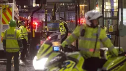 Pihak kepolisian Skotlandia menutup jalan di sekitar lokasi kejadian untuk keperluan investigasi, Skotlandia, Selasa (23/12/2014). (REUTERS/Stringer)