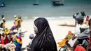 Man Yam berdiri di pantai menunggu distribusi bantuan selama bulan ramadan setelah topan Kenneth di desa Kumwamba, Pulau Ibo, 13 Mei 2019. Muslim di Mozambik melalui bulan Ramadan dengan badai yang menyebabkan sebagian besar masjid hancur dan persediaan makanan sangat terbatas (Zinyange Auntony/AFP)