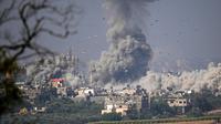 Asap mengepul menyusul serangan udara Israel terhadap Jalur Gaza terlihat dari Israel selatan, Senin (23/10/2023). (AP Photo/Ariel Schalit)