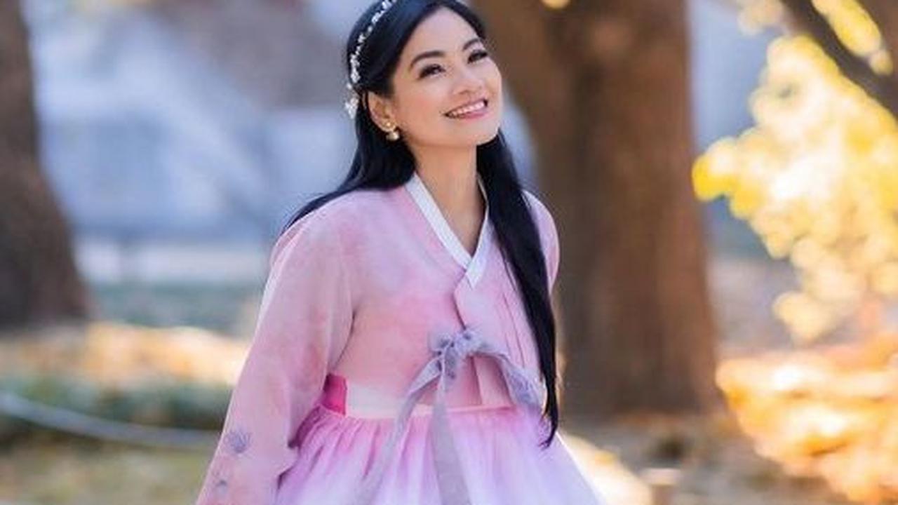 Potret Titi Kamal Kenakan Hanbok saat Liburan di Korea Selatan, Penampilannya Dipuji Cantik Bak Princess