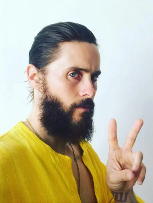 “(Urusan pribadiku) bernama Tinder,”  ungkap Jared Leto. Jawabannya ini pun kemudian membuat orang-orang di sekitar yang mendengarnya jadi tertawa. Terlebih ketika ia memeragakan saat memilih wanita di Tinder. (Instagram/jaredleto)