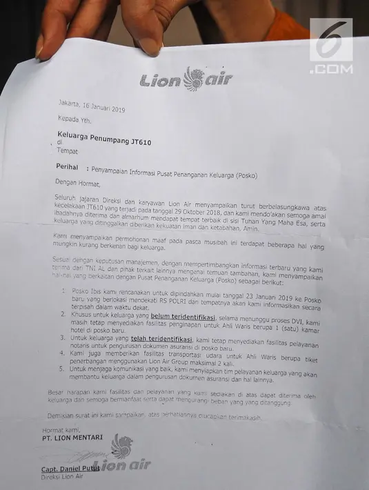Keluarga korban Lion AIR JT 610 menunjukkan surat pemindahan di hotel kawasan Cawang, Jakarta, Rabu (23/1). Puluhan keluarga korban memilih bertahan meski telah diusir oleh pihak hotel yang menjadi posko pencarian. (Liputan6.com/Herman Zakharia)