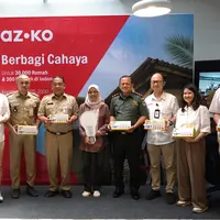 Inisiatif AZKO Berbagi Cahaya turut mendapat dukungan dari pemerintah setempat, yang dalam kesempatan ini diwakili oleh Pemerintah Kota Jakarta Barat, untuk penyerahan 2.500 lampu LED hemat energi AZKO bagi 450 rumah warga Kelurahan Kembangan Selatan.