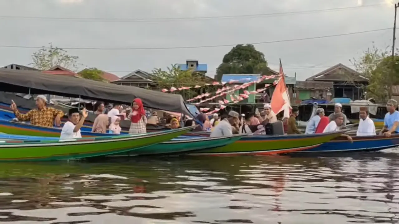 Tradisi Mengarak Jemaah Haji dengan Perahu
